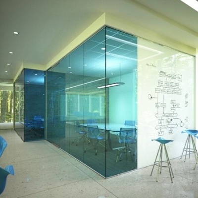 Escritório moderno com paredes de vidro azuis e cadeiras azuis