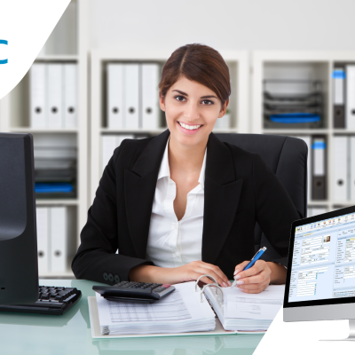 Mulher sorridente no escritório com computador e documentos