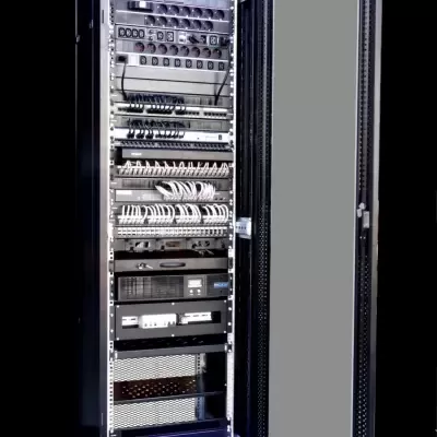 Armário de servidor metálico com equipamentos e iluminação azul