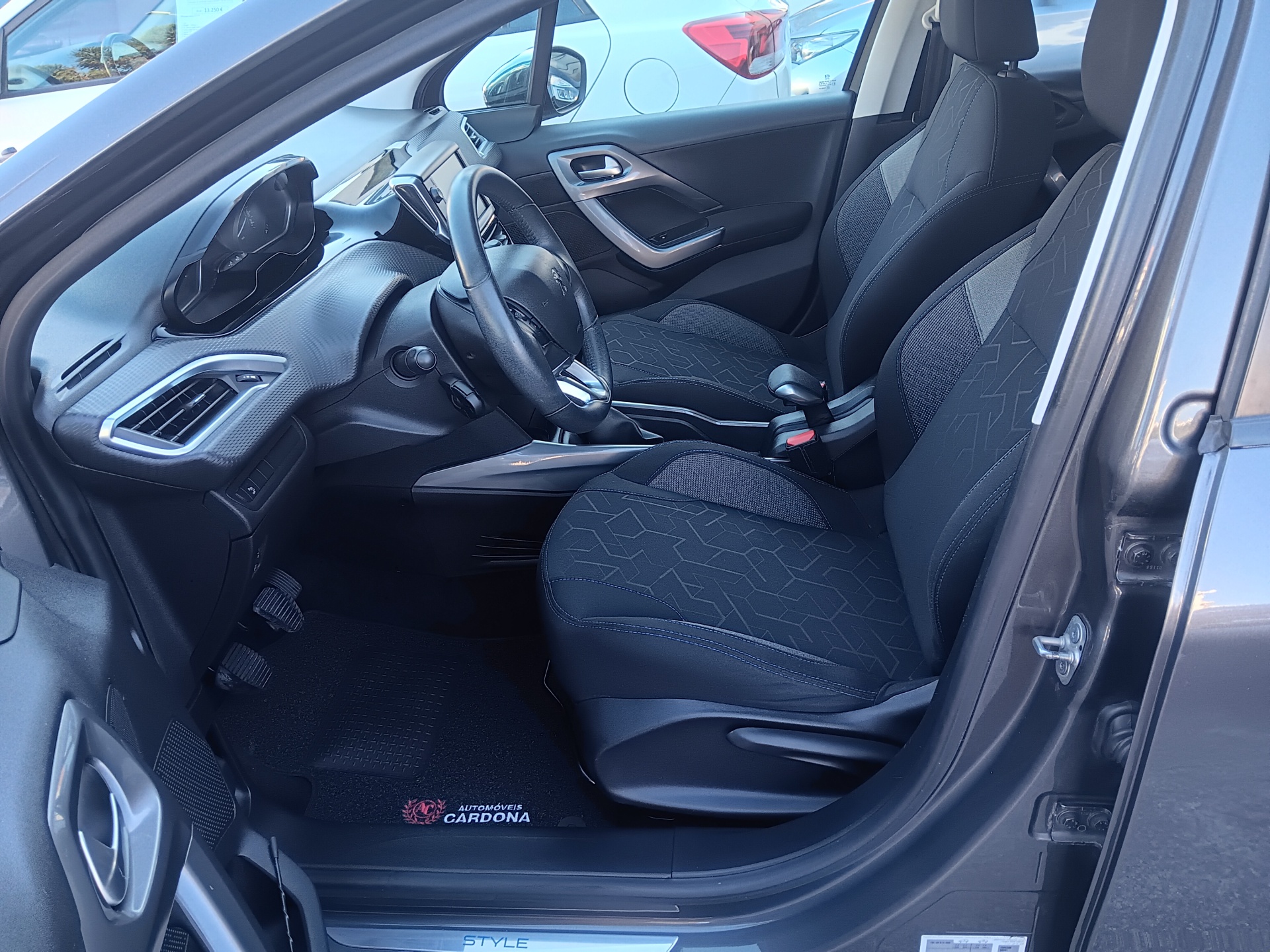 Peugeot 2008 Style 1.2 Puretech 82cv Peugeot 2008 Style 1.2 Puretech 82cv