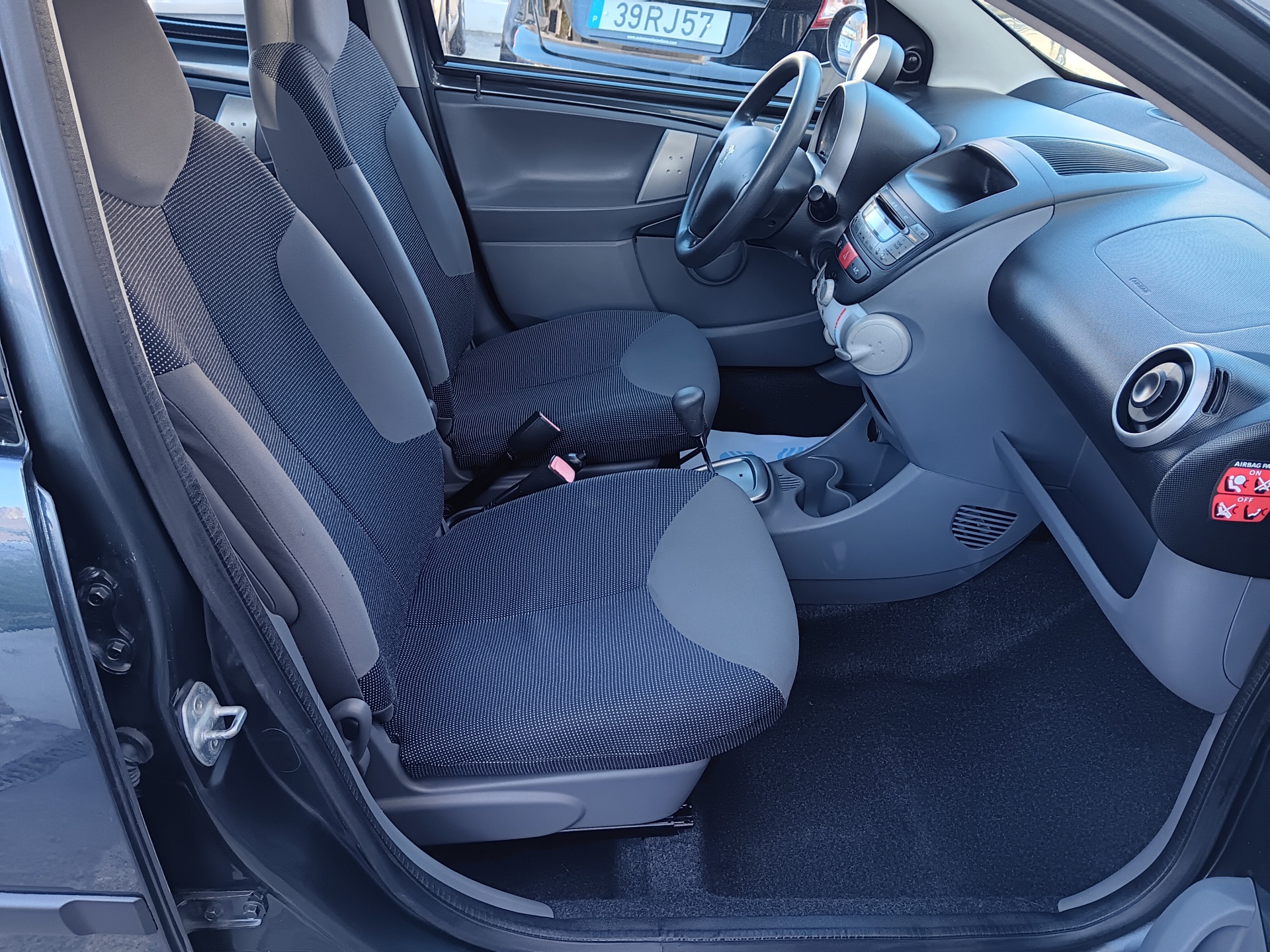 Peugeot 107 2-Tronic 1.0 68cv (caixa automática) Peugeot 107 2-Tronic 1.0 68cv (caixa automática)