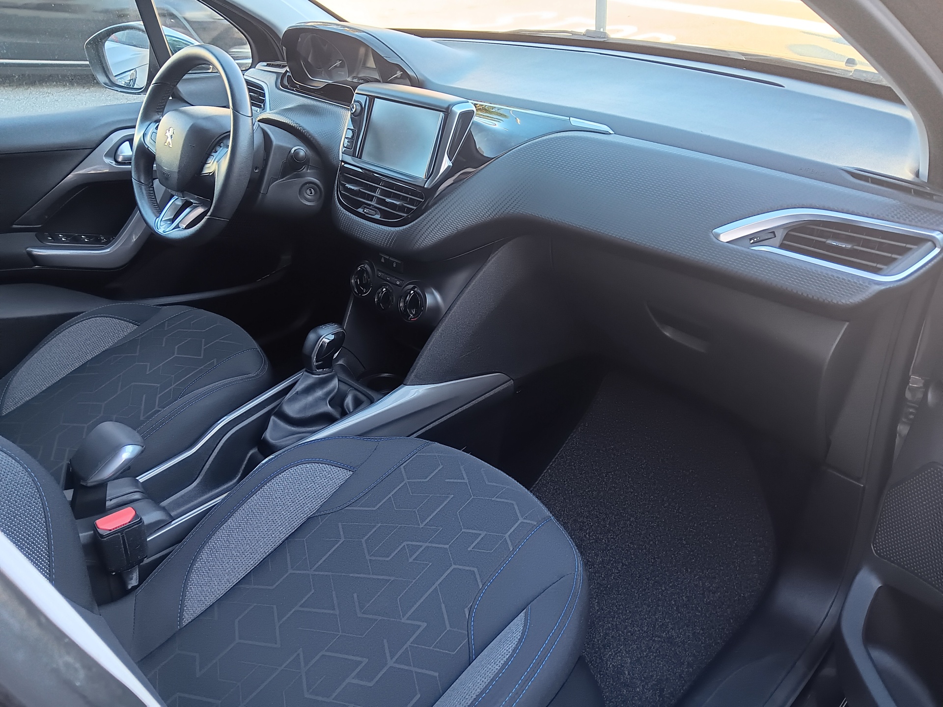 Peugeot 2008 Style 1.2 Puretech 82cv Peugeot 2008 Style 1.2 Puretech 82cv