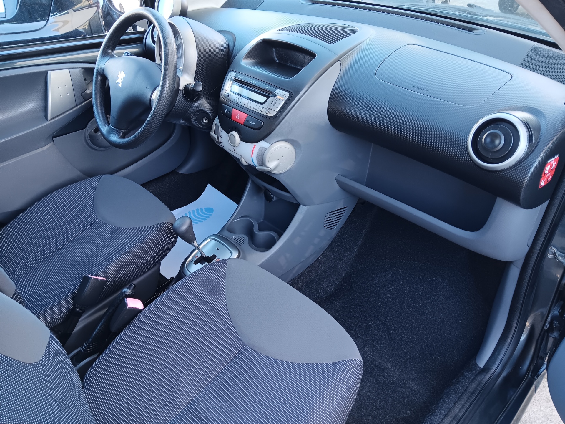 Peugeot 107 2-Tronic 1.0 68cv (caixa automática) Peugeot 107 2-Tronic 1.0 68cv (caixa automática)