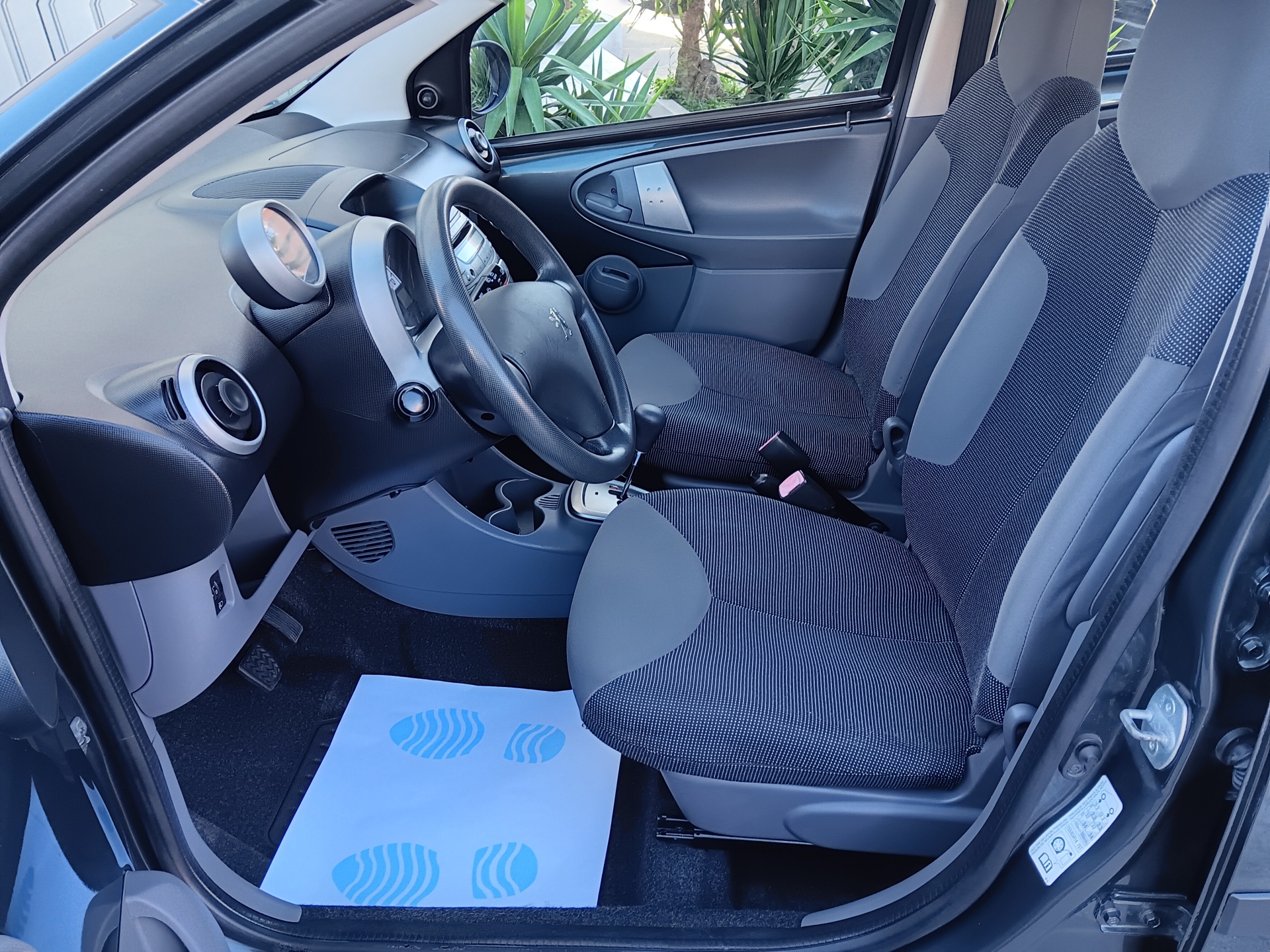 Peugeot 107 2-Tronic 1.0 68cv (caixa automática) Peugeot 107 2-Tronic 1.0 68cv (caixa automática)