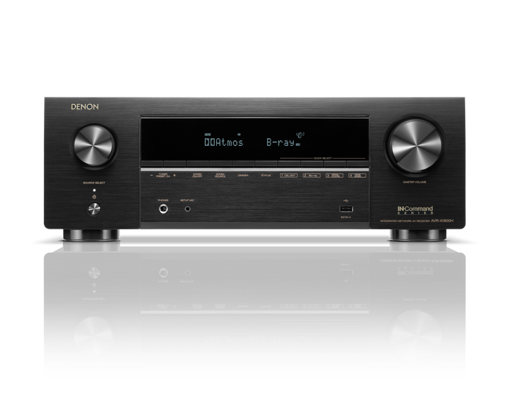 Denon AVR-X1800H 7.2 Canal 80 W 8K AV Receiver com HEOS® Integrado Receptor Denon preto com ecrã digital e botões rotativos sobre superfície espelhada