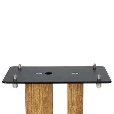 Base de metal preta com pinos de fixação e pernas de madeira clara