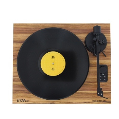 Prato giratório de madeira com disco vinil preto e etiqueta amarela