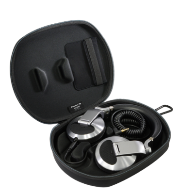 Auscultadores prateados e pretos numa mala preta rígida aberta