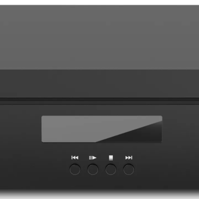 Leitor de CD preto com visor digital e botões de controle