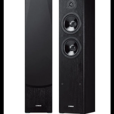 Colunas de som de torre pretas YAMAHA com woofers e tweeter expostos