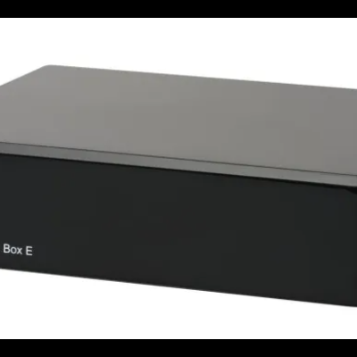 Caixa preta retangular brilhante com texto Optical Box E