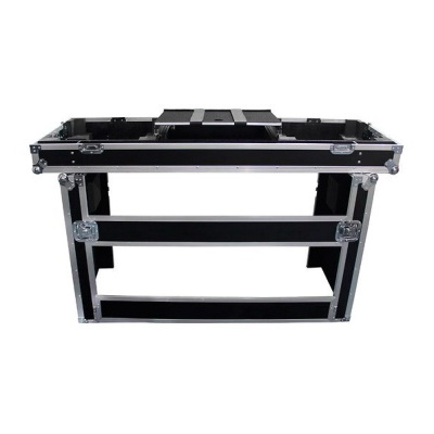 Móvel de DJ preto com estrutura metálica prateada em fundo branco
