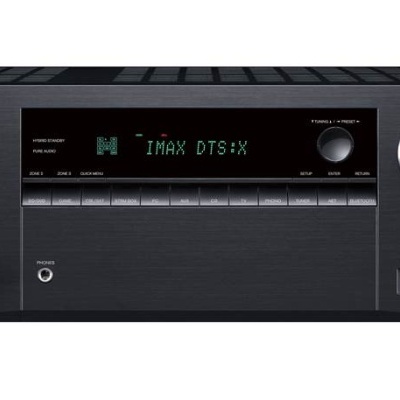 Amplificador Onkyo TX-NR676 preto com visor digital