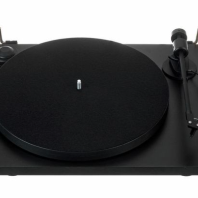 Gira-discos preto com prato circular e braço de leitura em fundo branco