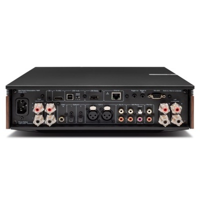 Amplificador de som preto com várias portas de conexão na parte traseira e laterais de madeira.