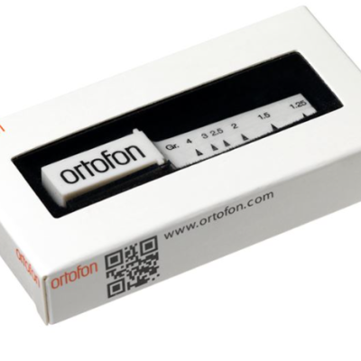 Estojo branco com régua deslizante ortofon e embalagem com código QR