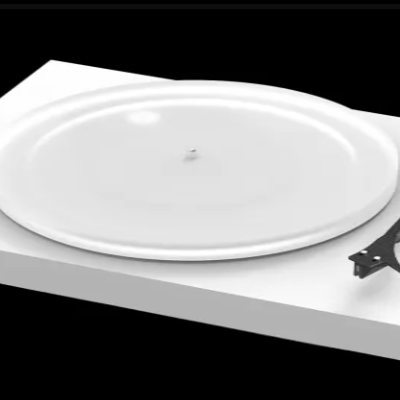 Gira-discos branco com prato translúcido e braço de leitura preto