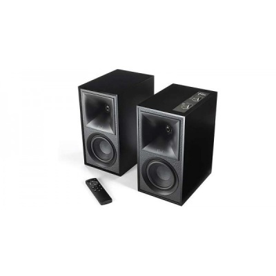 Colunas acústicas pretas com comando remoto numa superfície branca