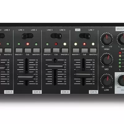 Mesa de mistura de áudio profissional preta com botões e ecrã LCD azul