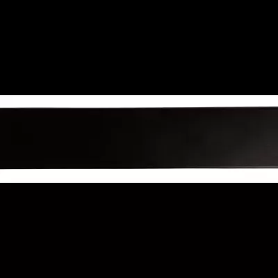 Placa metálica preta retangular com quatro furos nas extremidades