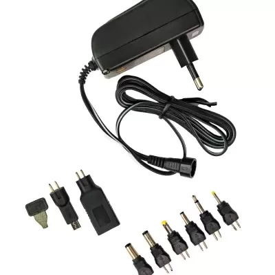 Carregador preto com múltiplos adaptadores em fundo branco