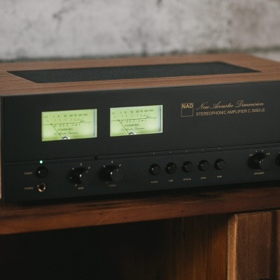 amplificador estéreo vintage com mostradores iluminados