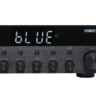 Amplificador preto com visor digital mostrando 'BLUE' e comando remoto preto