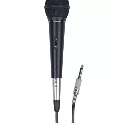 Microfone preto com cabo e conector metálico em fundo branco