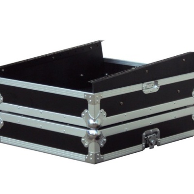 Caixa de transporte preta com reforços metálicos prateados e fecho metálico