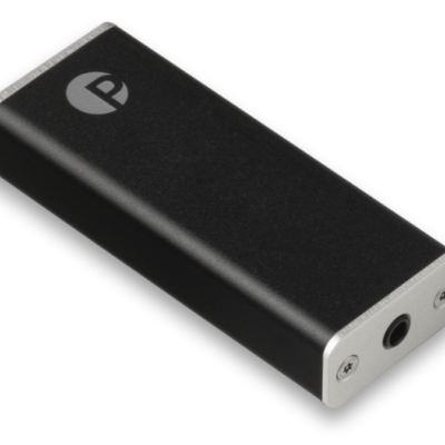 Dispositivo portátil preto com extremidades metálicas prateadas e logotipo no topo