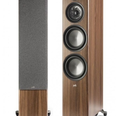 Colunas de som Polk em madeira castanha com grelha cinza e três altifalantes visíveis