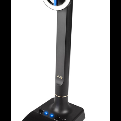 Microfone USB preto com luz circular branca e detalhes em azul, base com botões e luzes LED azuis