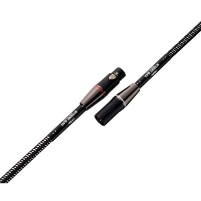 Cabo de áudio XLR preto com terminações metálicas prateadas e marcas brancas