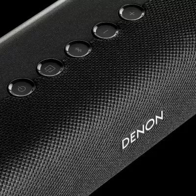 Coluna de som portátil preta Denon com botões no topo