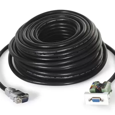 Cabo VGA preto com conetores metálicos e fios coloridos expostos numa extremidade