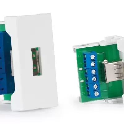 Conectores elétricos brancos e azuis em fundo branco