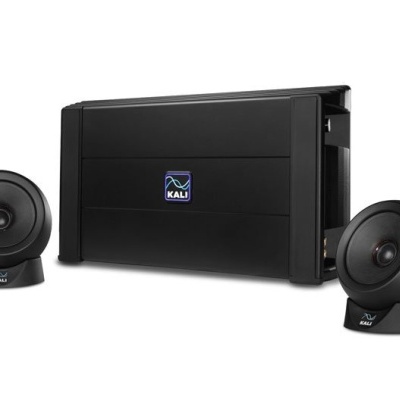 Sistema de áudio com dois altifalantes esféricos e unidade central preta com logótipo KALI