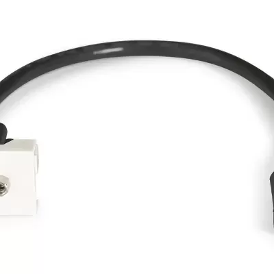 Cabo adaptador VGA com conectores azul e cabo preto