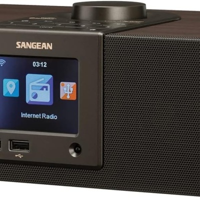 Rádio SANGEAN com ecrã digital e corpo castanho com padrão madeira