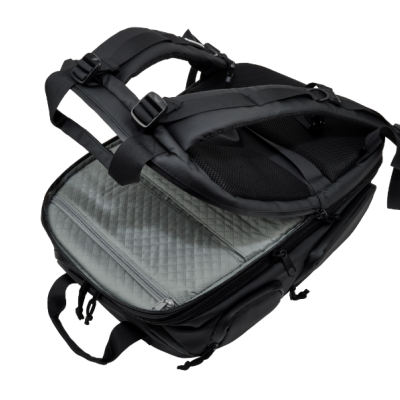 Mochila preta com alças acolchoadas e interior cinza com padrão de losangos