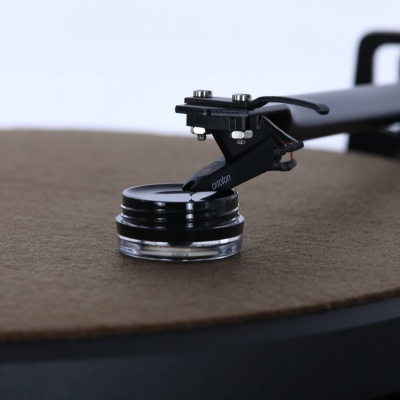 Braço de gira-discos preto com agulha sobre base castanha