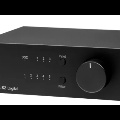 Amplificador de áudio preto com botões e indicador Luminoso