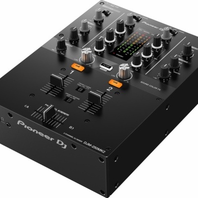Misturador de DJ preto Pioneer DJ DJM-250MK2 vista angular