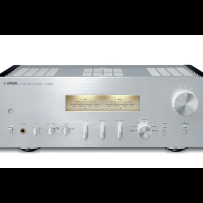 Amplificador Yamaha A-U660 prateado com botões e medidores analógicos frontais