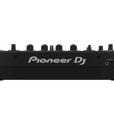 Controlador DJ preto Pioneer DJ visto de trás com botões e antena
