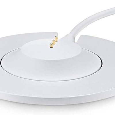 Carregador sem fios branco redondo com três pinos dourados no centro e cabo