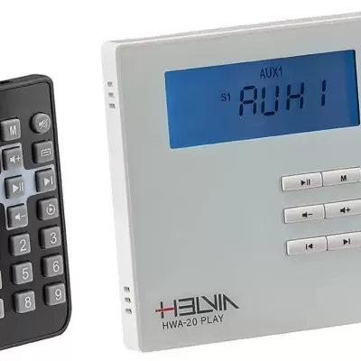 Dispositivo de áudio branco com ecrã azul e comando remoto preto