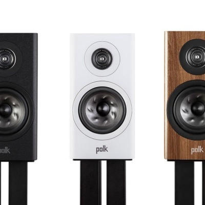 Três colunas de som Polk em preto, branco e madeira