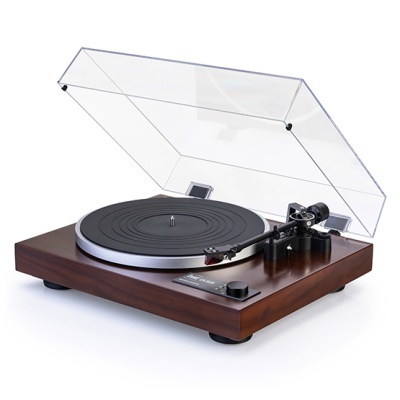 gira-discos vintage em madeira castanho escuro com tampa transparente levantada