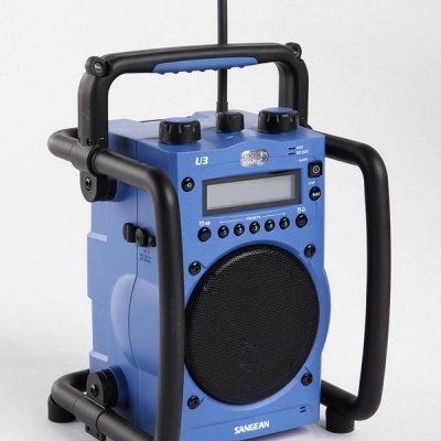 Rádio portátil azul SANGEAN U3 com estrutura preta e antena